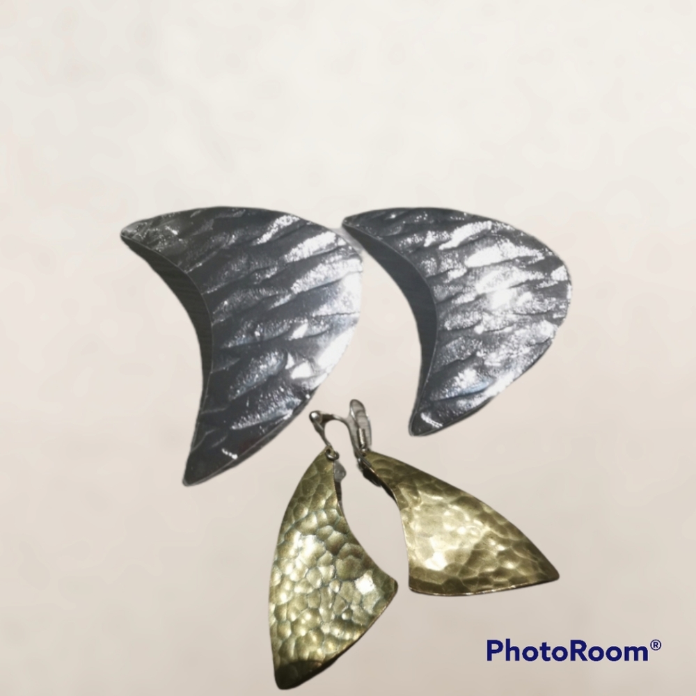2 vintage earrings